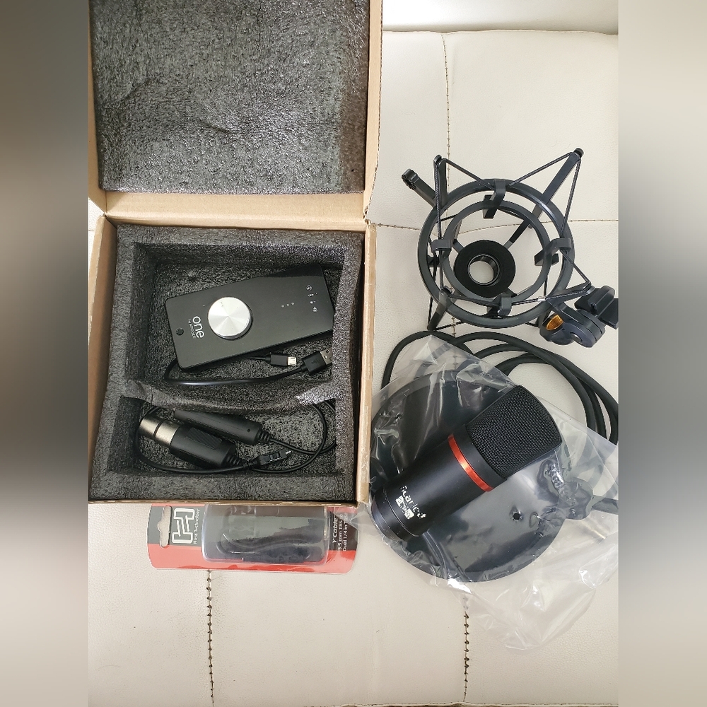 Microphone scarllet and apogee